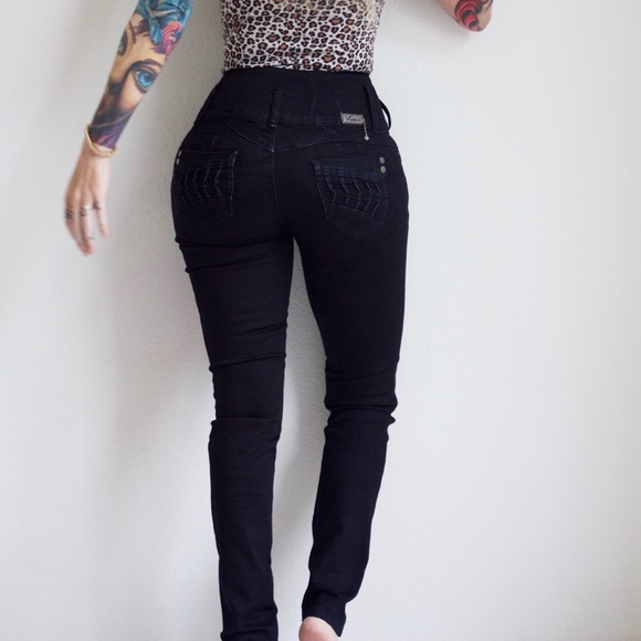 The ultimate stretch tushy jeans in black - Picture 3 of 8